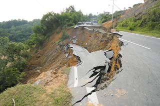 Stretch of hilly road at Minintod collapses